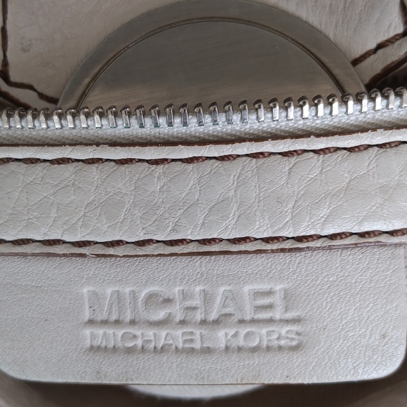 Michael Kors Creamy White Shoulder Bag with Silver Hardware. Preloved - Picture 5 of 9